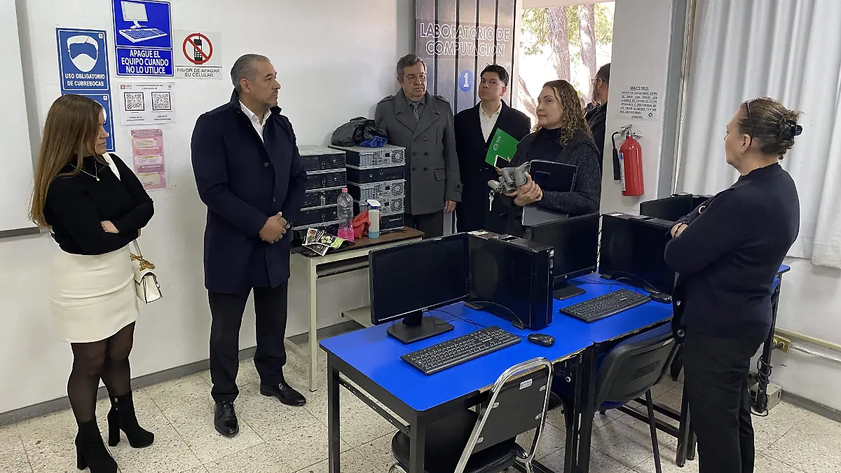 El rector de la UJED, Ramón García Rivera, visitó la ECYTE para conocer sus necesidades